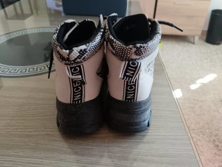 Botines blancos y negros