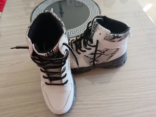 Botines blancos y negros