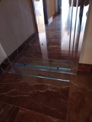 Espejo de baño con focos y repisa.