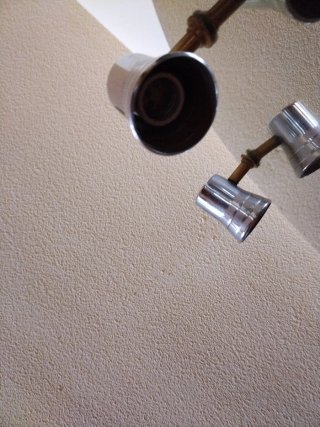 Espejo de baño con focos y repisa.