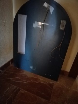 Espejo de baño con focos y repisa.