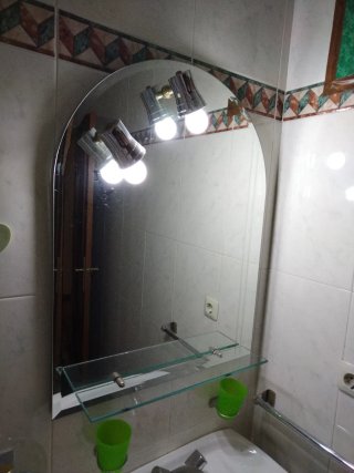 Espejo de baño con focos y repisa.