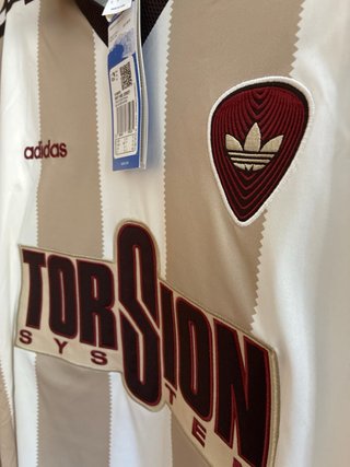 Camiseta Adidas Retro Torsion System Beige Marrón