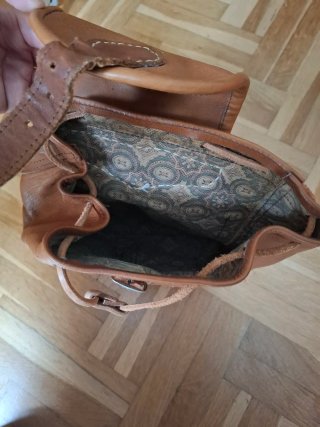 Mochila de cuero marrón
