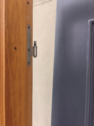 Puerta interior gris con marco de madera