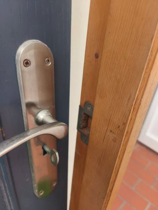 Puerta interior gris con marco de madera