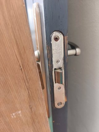 Puerta interior gris con marco de madera