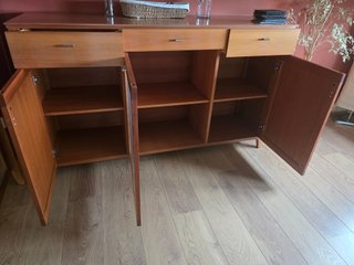 Mueble TV madera con ruedas y cajón