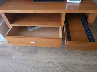 Mueble TV madera con ruedas y cajón