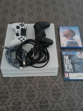 PS4 Blanca 800GB + 2 Juegos FIFA 22 y TLOU2