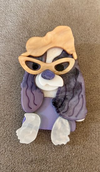 Broche perro con gafas morado y blanco