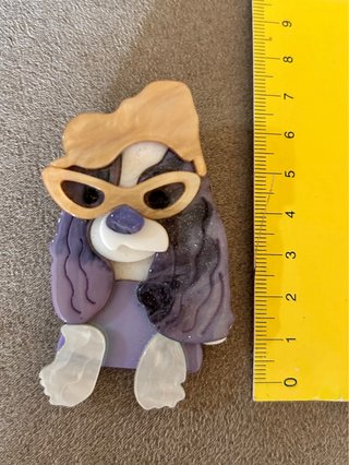 Broche perro con gafas morado y blanco