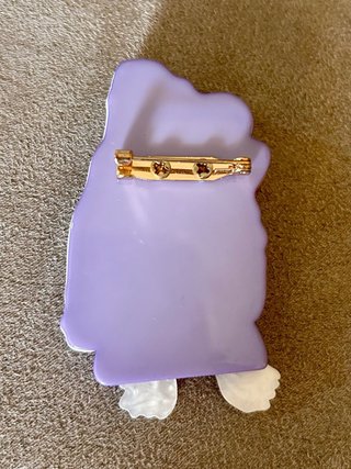 Broche perro con gafas morado y blanco