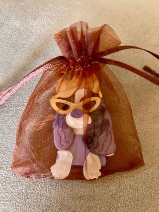 Broche perro con gafas morado y blanco