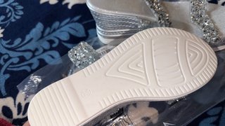 Sandalias cuña plateadas con pedrería