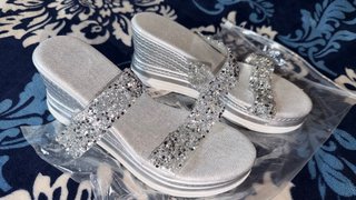 Sandalias cuña plateadas con pedrería