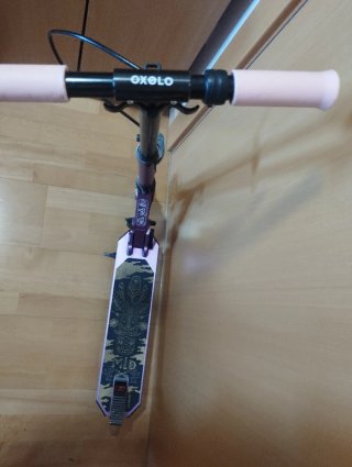 Patinete morado con ruedas