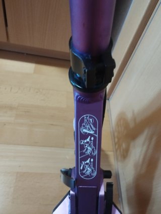 Patinete morado con ruedas
