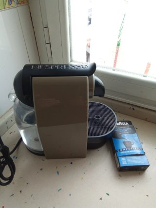 Cafetera Nespresso Krups color beige/caqui