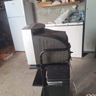 TV TCL 14 antigua con DVD y pelis