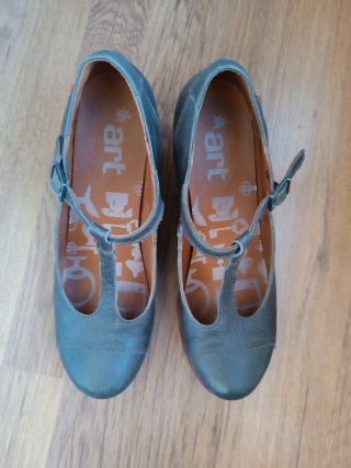 Zapatos de tacón Art grises y rojos