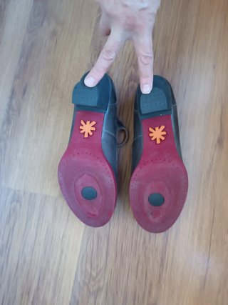 Zapatos de tacón Art grises y rojos