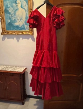 Traje de flamenca color burdeo con volantes