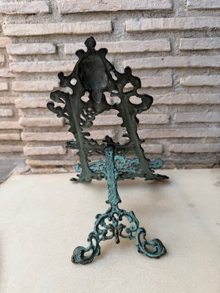 Atril de bronce con pátina azul/verdoso