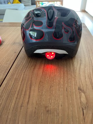 Casco infantil negro con llamas grises