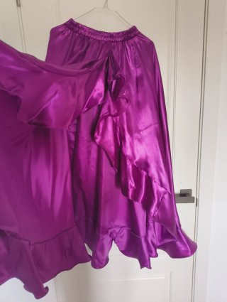 Falda larga morada satinada + top y pareo/cinturón