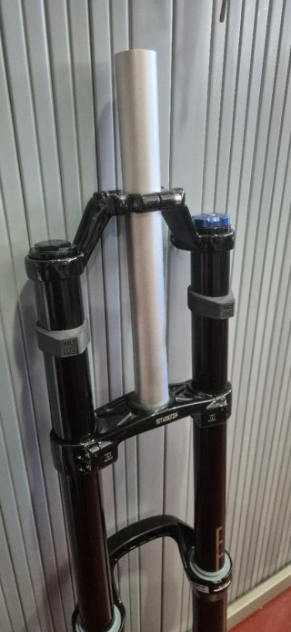 NUEVA Rock Shox Boxxer RC26 Negra