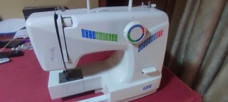Máquina de coser eléctrica LIVE