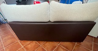 Sofá beige y marrón con asientos deslizantes