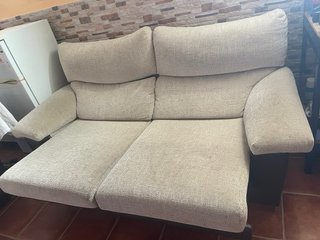 Sofá beige y marrón con asientos deslizantes