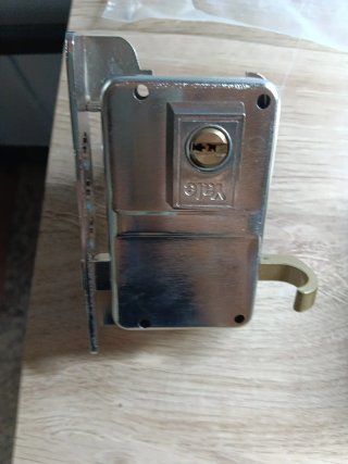 Cerradura Yale Seguridad con Llaves y Caja