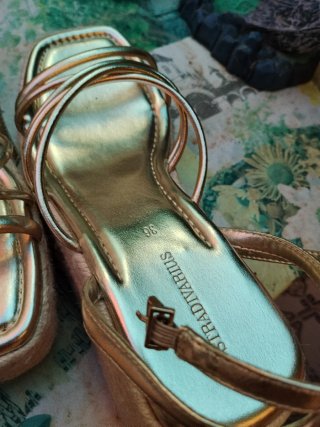 Sandalias Stradivarius doradas talla 36