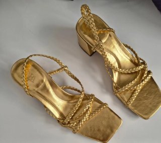 Sandalias Zara doradas trenzadas tacón
