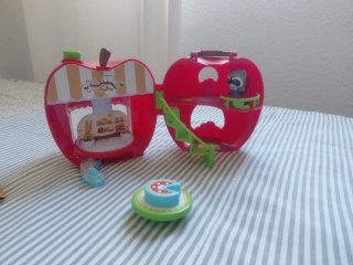 Juguete de manzana con figuras
