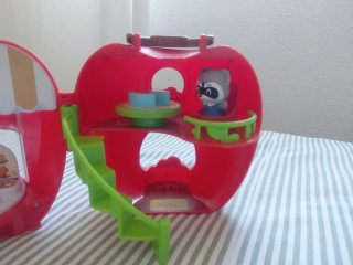 Juguete de manzana con figuras