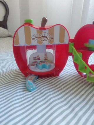 Juguete de manzana con figuras