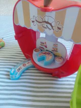 Juguete de manzana con figuras