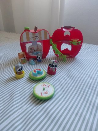 Juguete de manzana con figuras