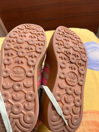 Zapatillas Adidas grises y rosas