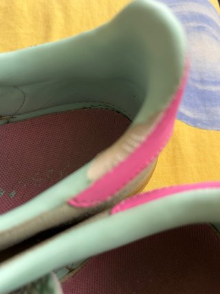 Zapatillas Adidas grises y rosas