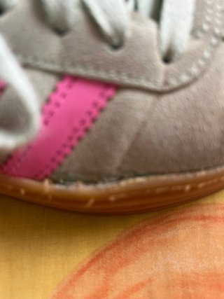 Zapatillas Adidas grises y rosas