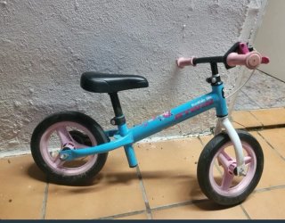 Bicicleta sin pedales Decathlon azul y rosa
