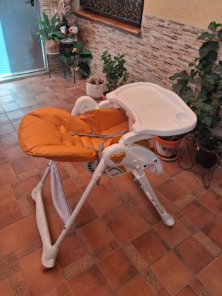 Trona Brevi Naranja y Blanca con Bandeja