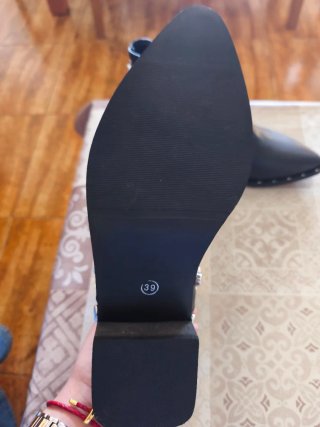 Botines negros con tachuelas plateadas