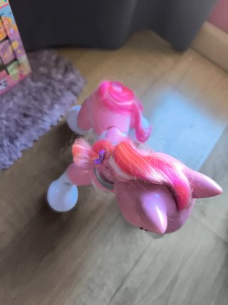 Caballo de juguete rosa con crin
