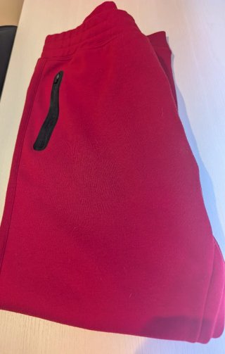 Pantalón chándal rojo, sin uso. De pull&bear.